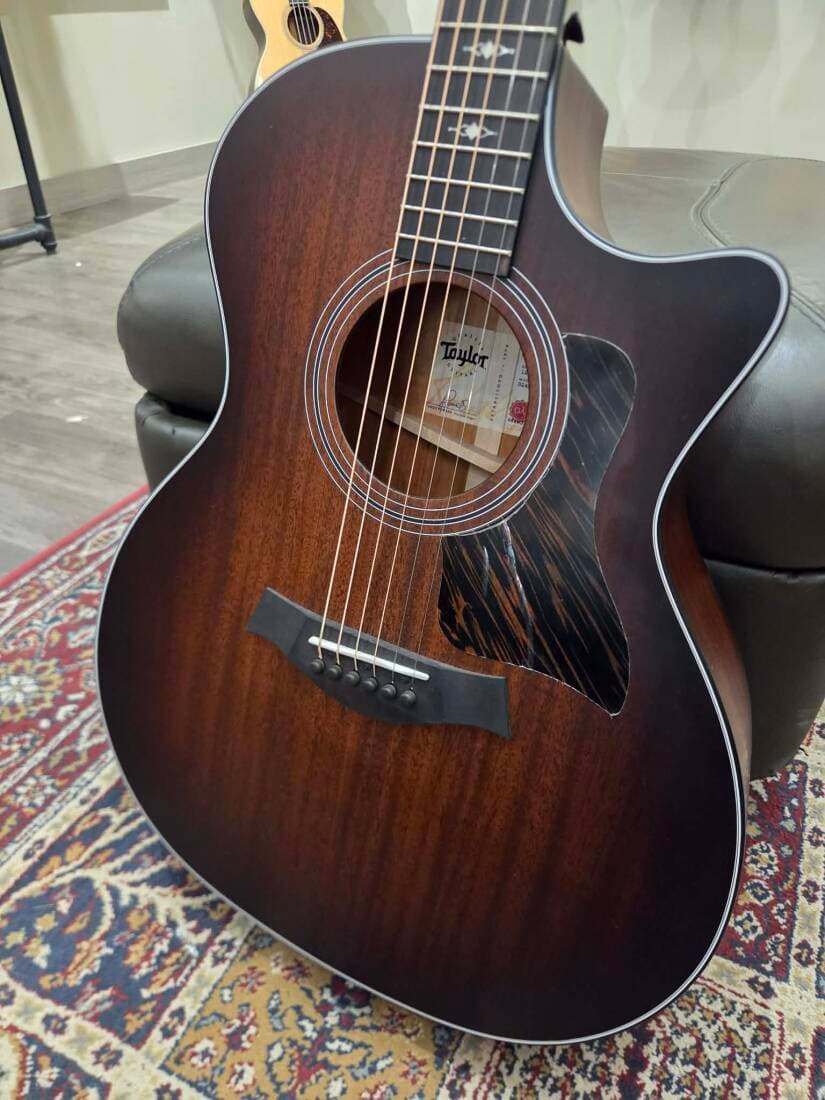 Taylor Guitars - 324CE