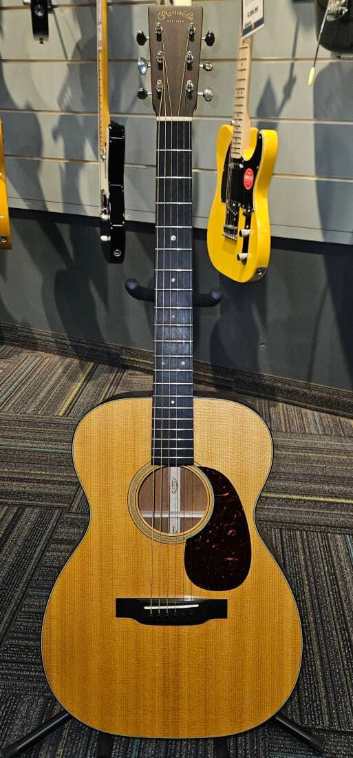 Martin Guitars - 00-18