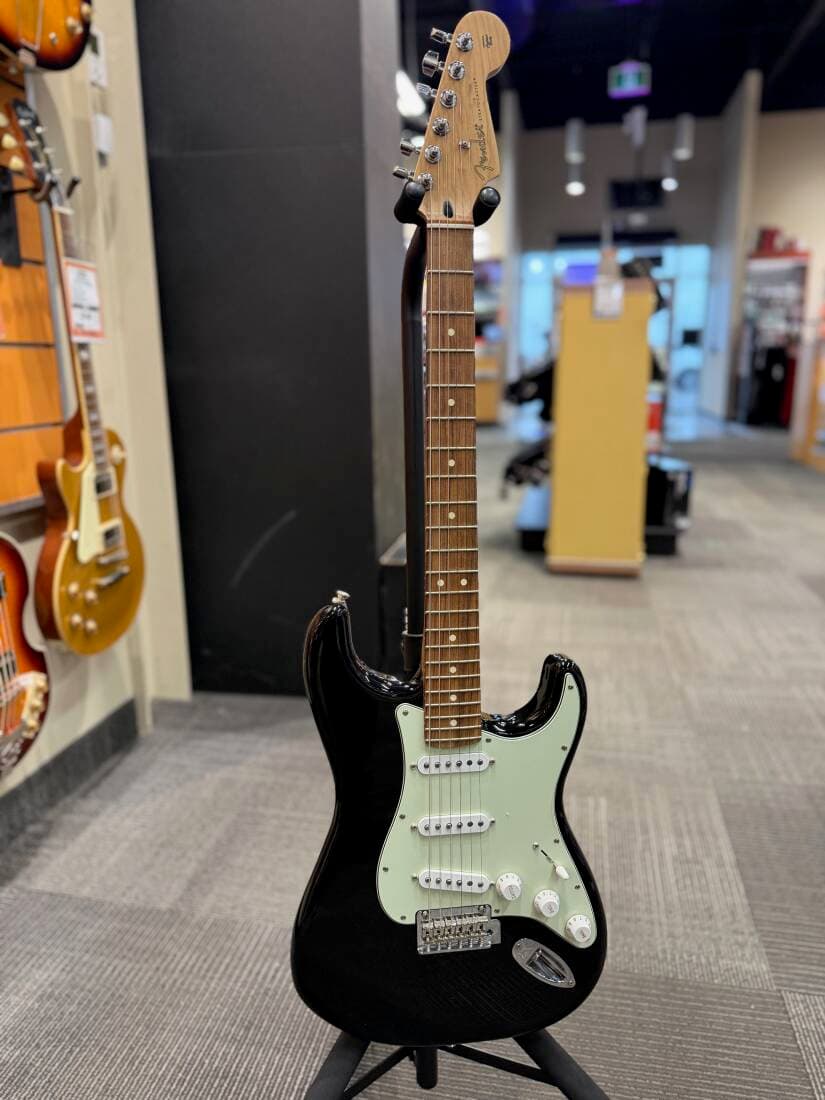 Fender Limited Edition Player Stratocaster with Roasted Pau Ferro Fingerboard - Black