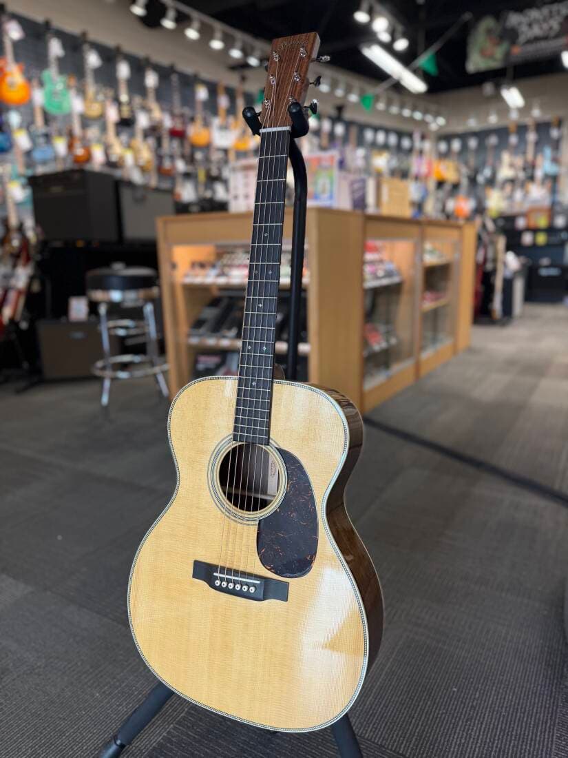 Martin Guitars - 000-28 V18