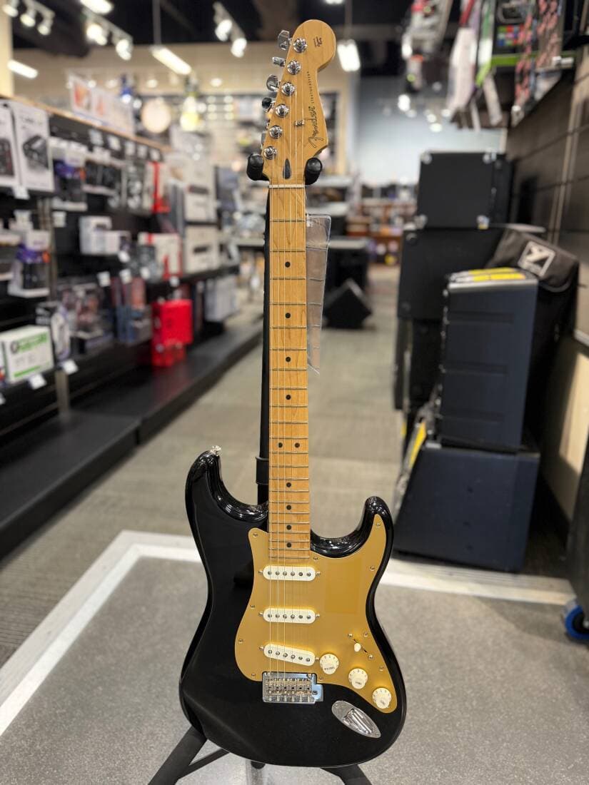 Fender - Player Stratocaster with Roasted Maple Neck - Black/Gold