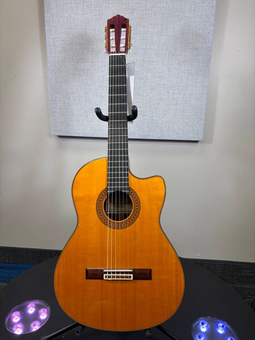 YAMAHA GCX31C CLASSIC GUITAR WITH PICKUP SYSTEM