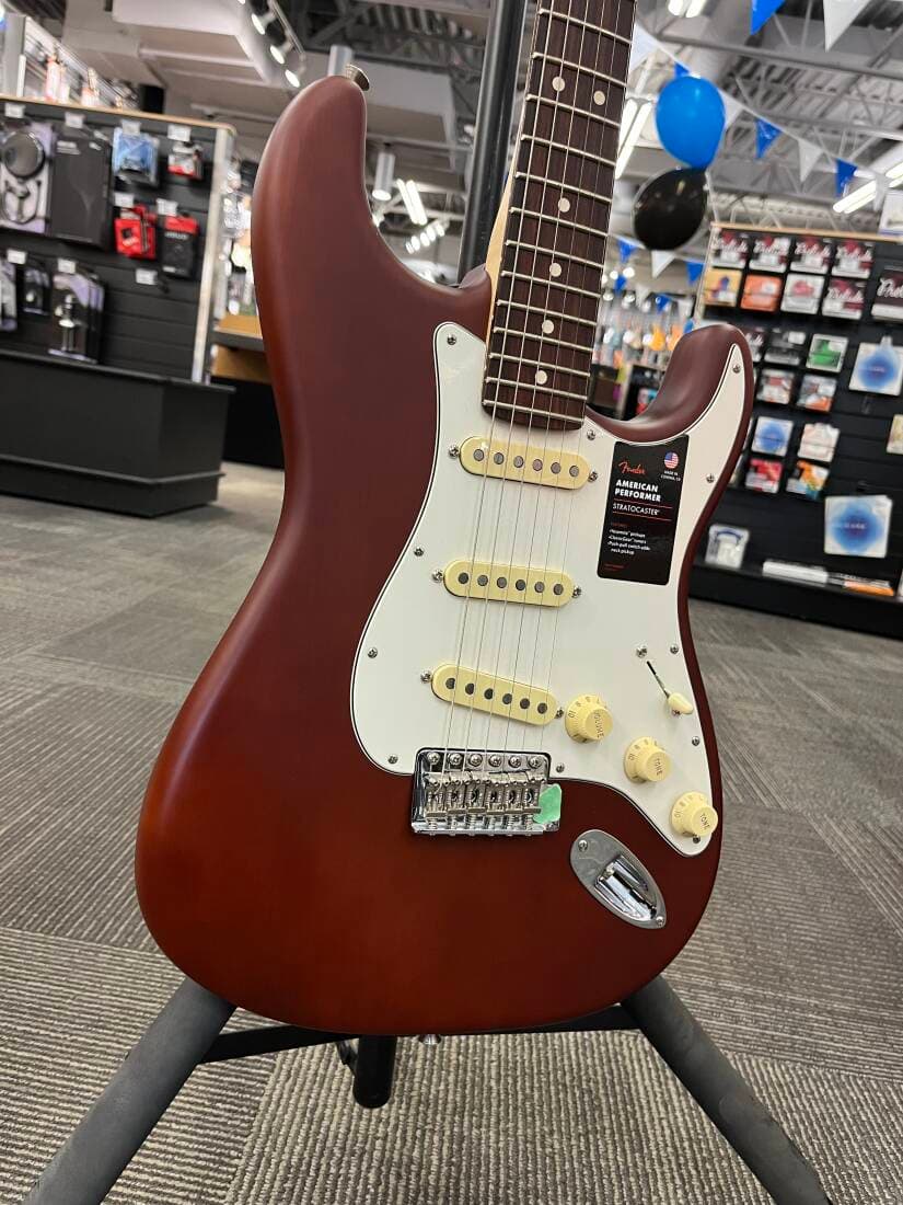 FENDER AM PERFORMER SASSAFRAS STRAT RW MOCHA