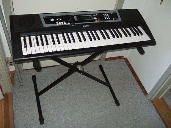 Synthesizer YAMAHA med stativ YPT-210. (Læs annoncen, tak).