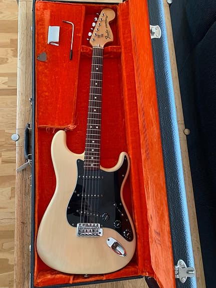 1977 Fender Stratocaster selges.