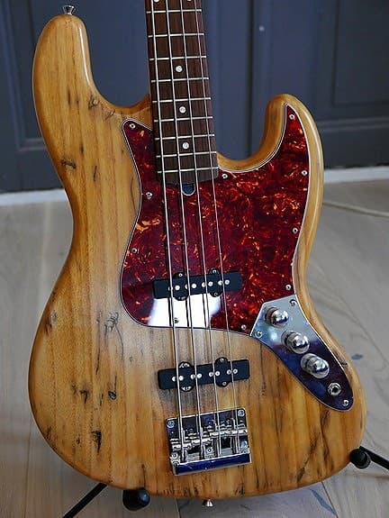 "Roughed up" Jazz-Bass i platane, kun 3,24 kg, high mass bridge, unik.