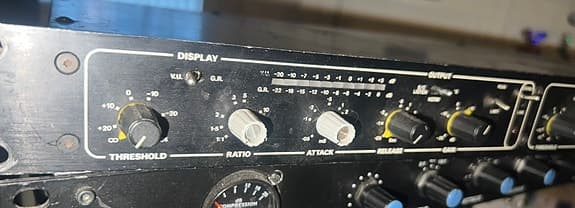 Drawmer DL-221 Dual Compressor & Limiter.