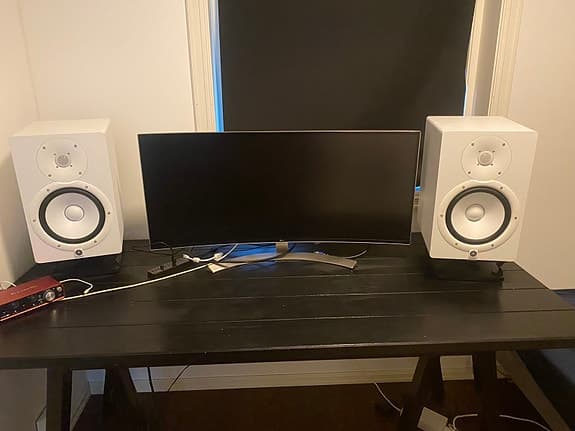 Yamaha HS8 studio monitor speakers med Fluid Audio stands og Scarlett interface