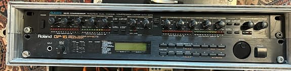 Roland GP-16 digital gitarprocessor fra 90’-tallet.