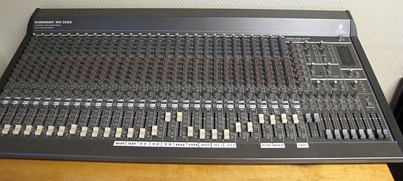 Behringer Eurodesk MX3282 m/Power Supply