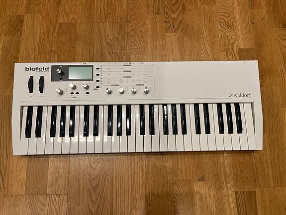Waldorf Blobfeld Synthesizer (hvit)