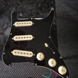Stratocaster plektrumskydd med mickar och elektronik