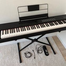 M-Audio Hammer 88 Pro MIDI-keyboard + K&M-ställ & pedal (Fint skick!)