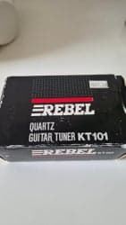 Rebel KT101 Quartz Guitar Tuner – Analog gitarrstämmare med originalkartong