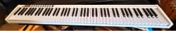 Digitalt piano med 88 tangenter