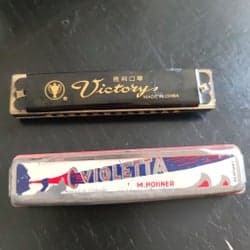 Vintage träleksaksmunspel i plåt M. HOHNER'S VIOLETTA TYSKLAND 1930-talet