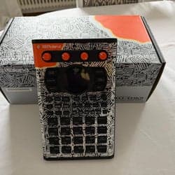 Roland SP-404MKII Stones Throw Limited Edition + original Roland-väska