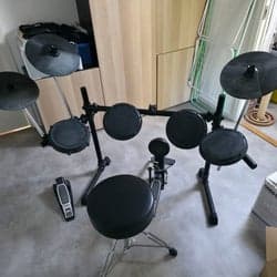 Komplett digitalt trumset i originalkartong: Alesis DM6 USB Kit + pall & pinnar