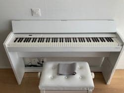 Roland F-140R Digital Piano with Bench