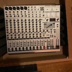 Behringer Eurorack UB1832FX-PRO Mixer