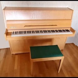 FYND! Akustiskt piano: Nordiska Piano Futura 2 Ek + pall NÄRA NYSKICK (1970-tal)