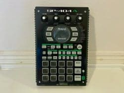 Roland SP-404A (inkl. case & plexiskydd)