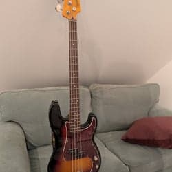Baspaket: Squier Classic Vibe '60s Precision Bass + VOX Pathfinder Bass 10