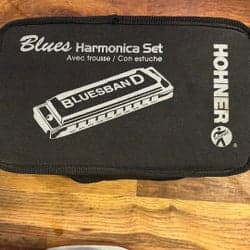 Hohner Blues Harmonica Set med 7 munspel i tonarterna A, Bb, C, D, E, F och G.