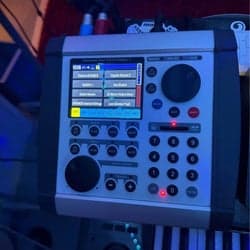 MIDI-keyboard och sampler Juzisonud