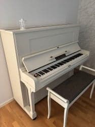 Piano med pianopall. Gratis mot upphämtning!