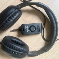 Fender Mustang Micro Plus och Gear4music hörlurar