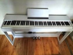 Digitalt piano 88 tangenter med stativ, trepedal och trådlös anslutning