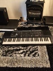 Roland E-28 Keyboard – Klassisk Roland-kvalitet med fantastiskt ljud!