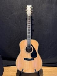 Yamaha LL 11 akustisk gitarr med preamp