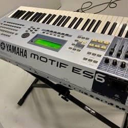 Yamaha Motif ES 6 Synthesizer Workstation med Kraftigt Roadcase / Flightcase