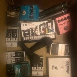 Boss pedal, Korg Volca Sample, Behringer pedaler, mikrofoner, DI-boxar