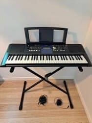 Yamaha PSR-E333 Digital Keyboard med stativ och pedal