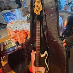Squier Precision Bass (tillverkad av Fender)
