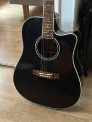 Harley Benton D-120CE BK-modellgitarren, en elektroakustisk gitarr.