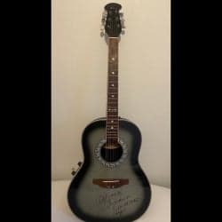 Academy gitarr med fodral- signerad