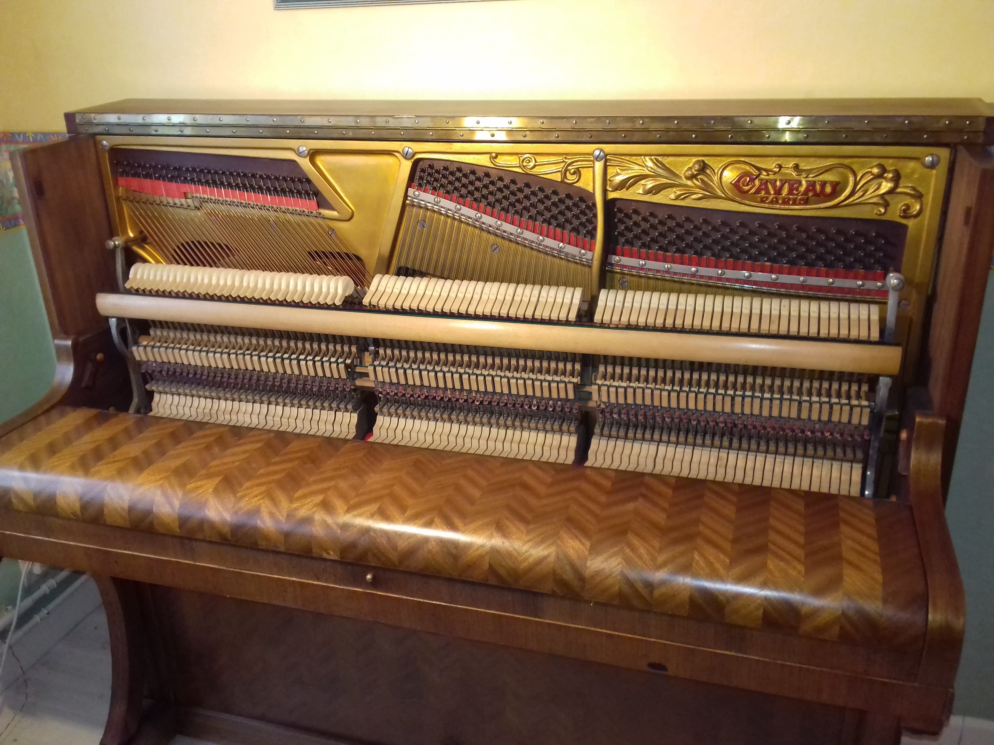 Vend Piano Droit GAVEAU E 125, frisé à chevron, finition ciré naturel