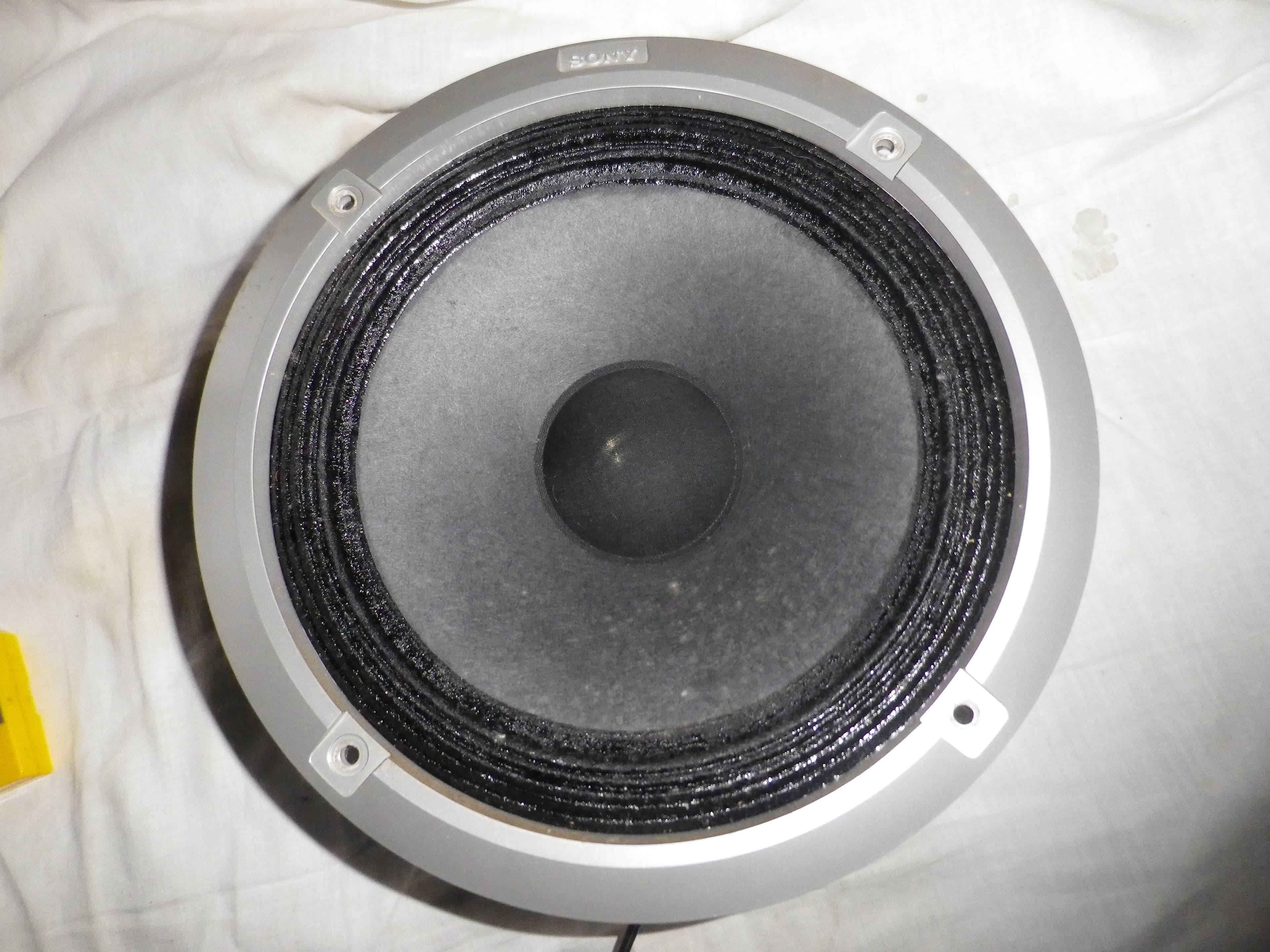 Un haut parleur boomer SONY diamètre 21 Cm