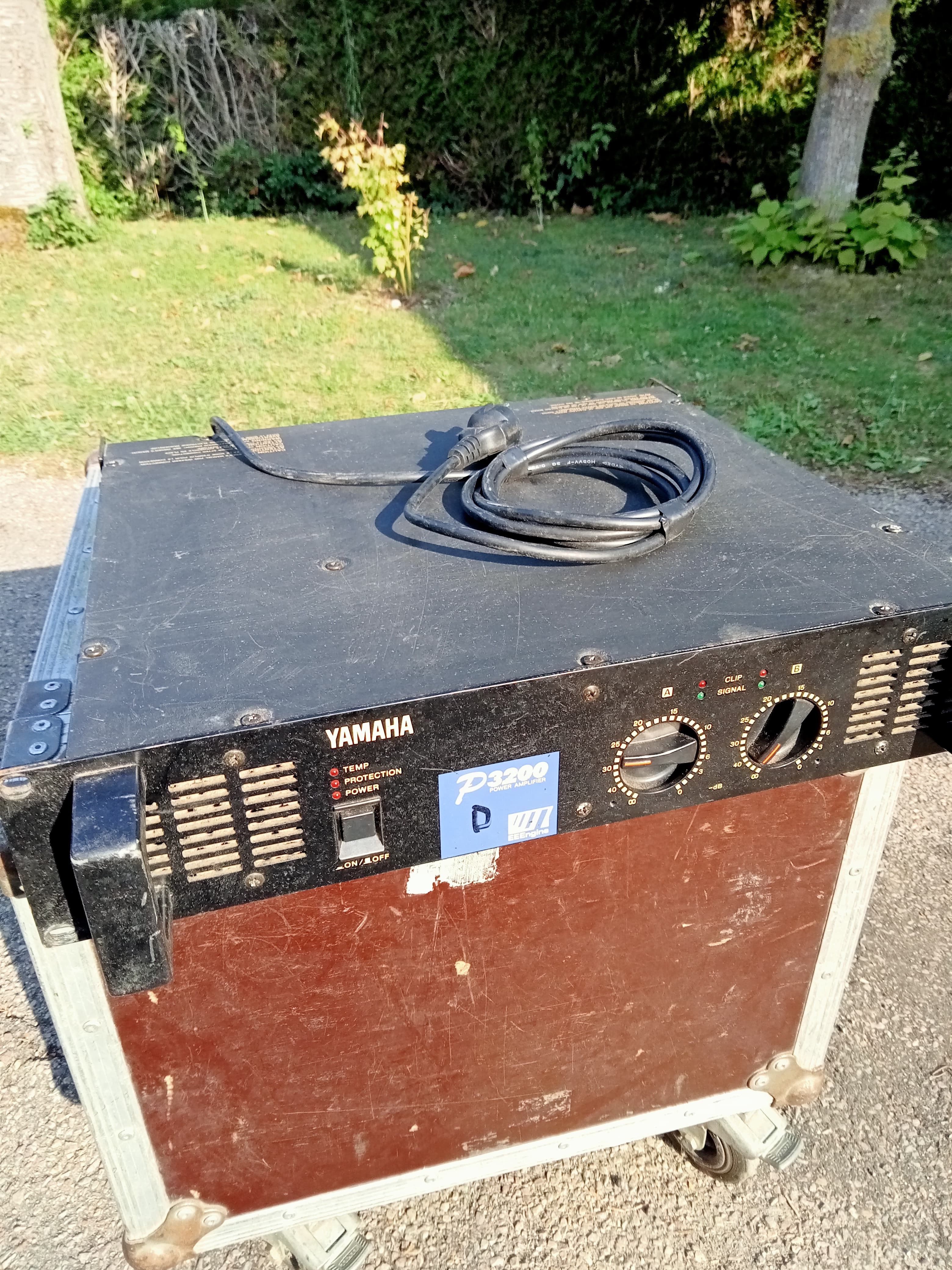 Vends AMPLI YAMAHA P 3200 de 2 X 370 W