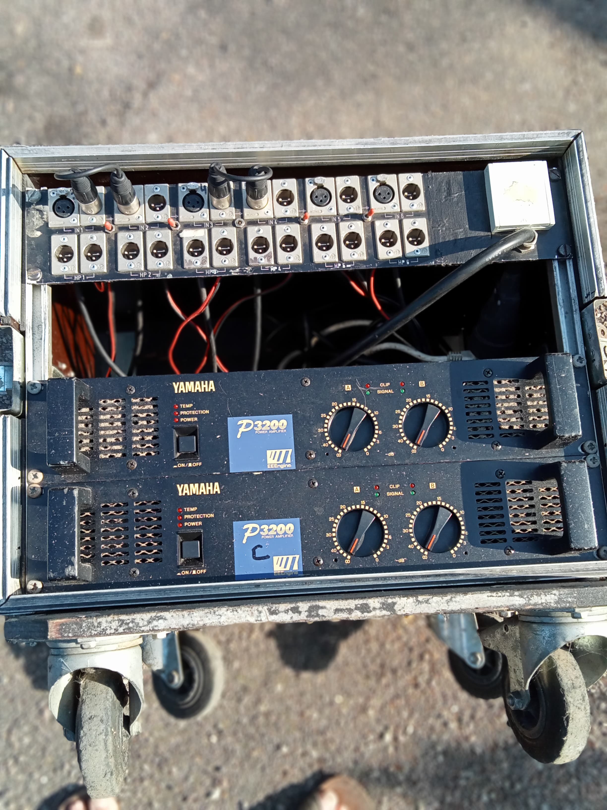 Vends 2 AMPLIS YAMAHA P 3200 IV de 2 X 370 W chacun dans FLIGHT CASE à Roulettes et 2 PATCHS + CABLAGES
