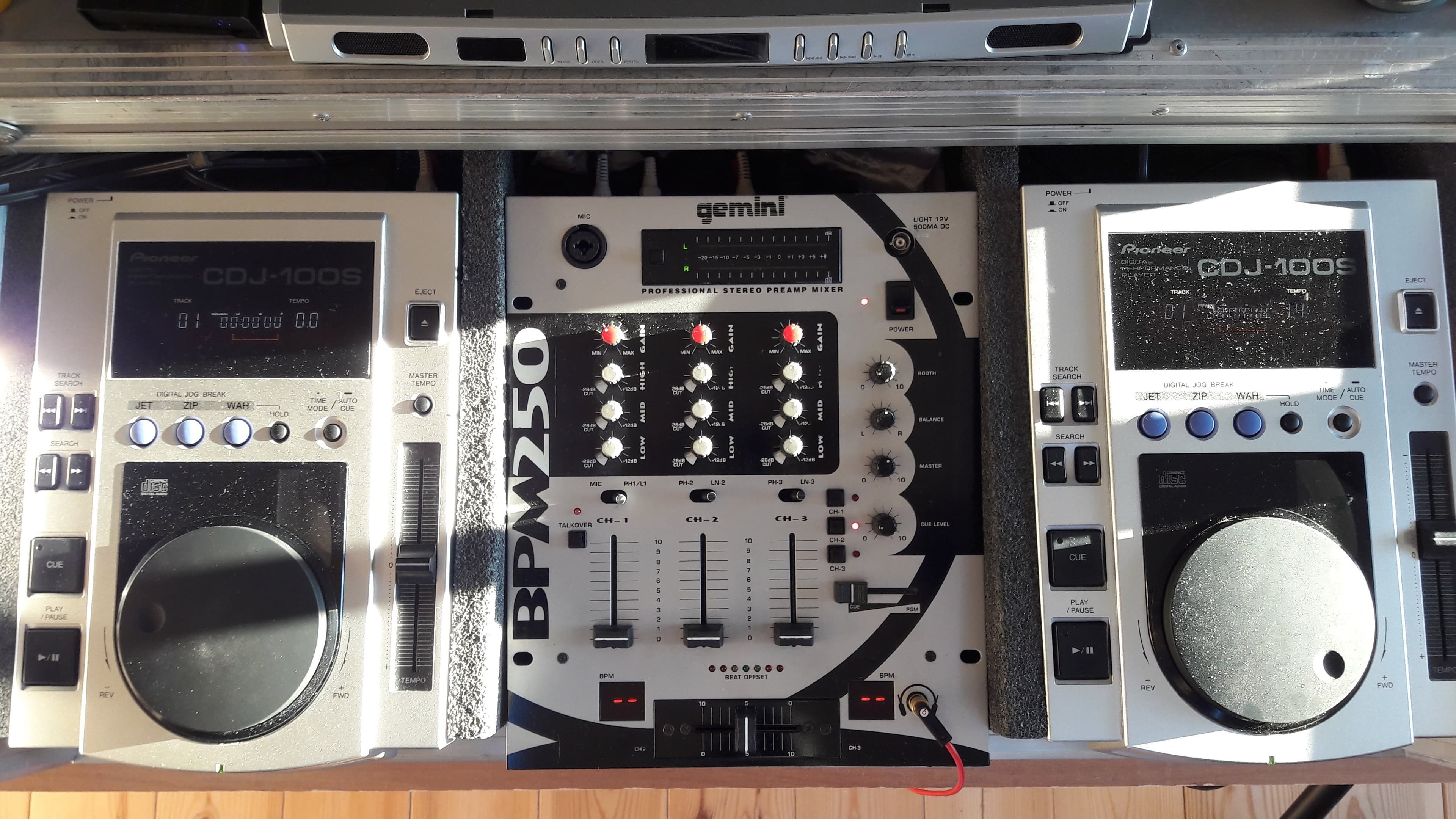 Régie DJ Complète & Robuste : 2x Pioneer CDJ-100s + Gemini BPM-250 + JB-30 Mic + Flight Case Pro
