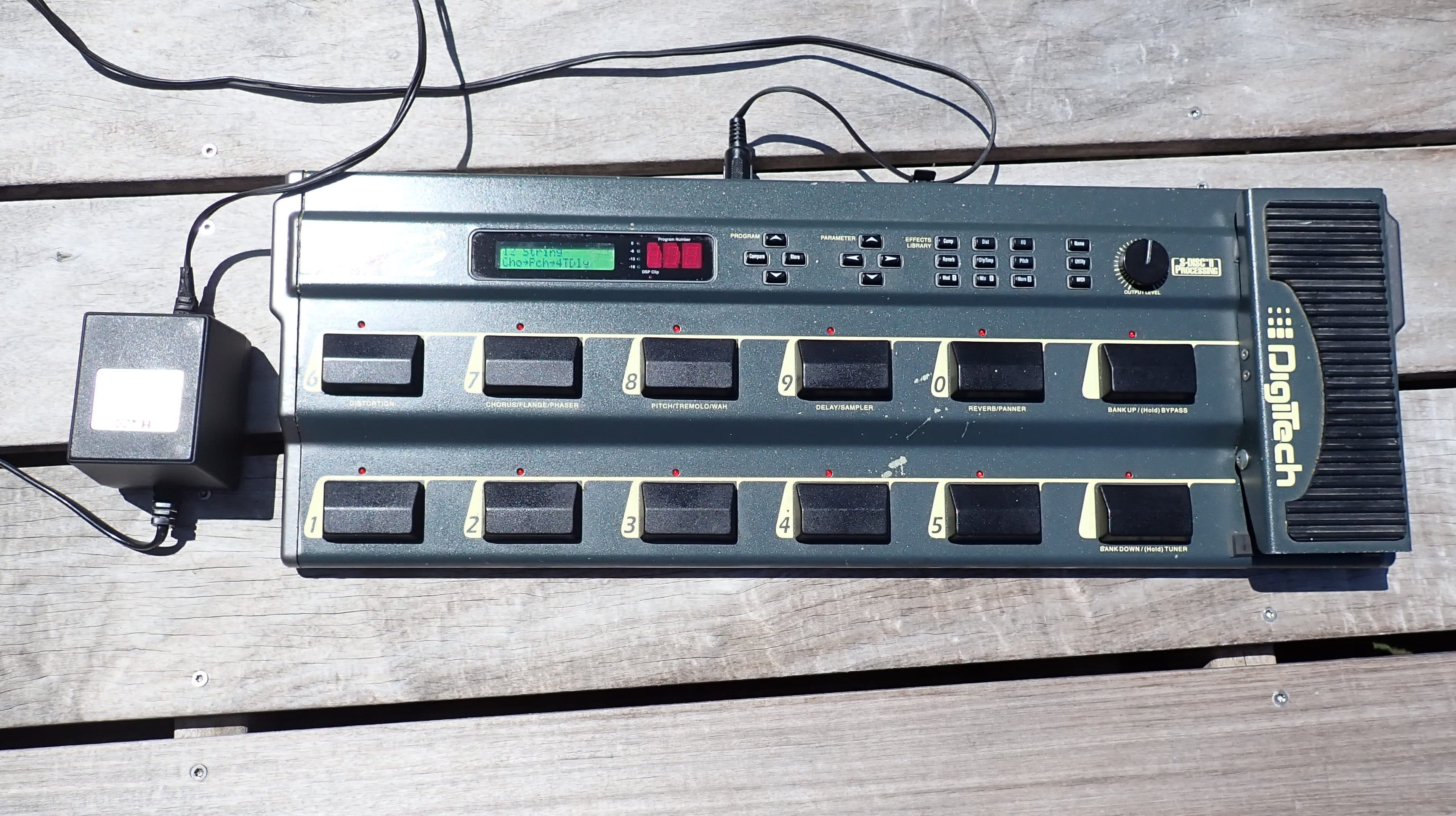 DIGITECH RP 12 AVEC SON ALIMENTATION