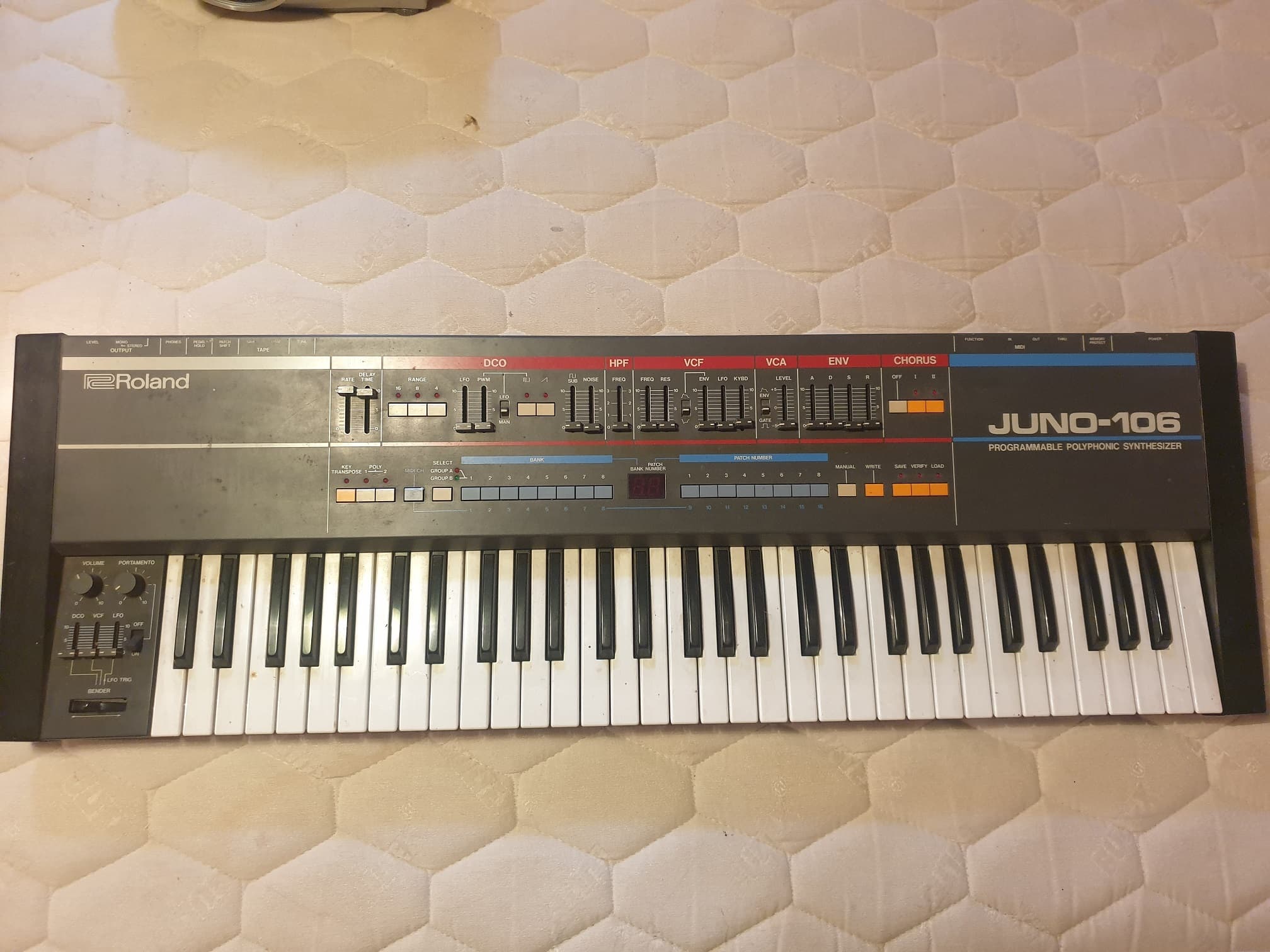 Roland Juno 106 fonctionnel mais à cleaner sérieusement...