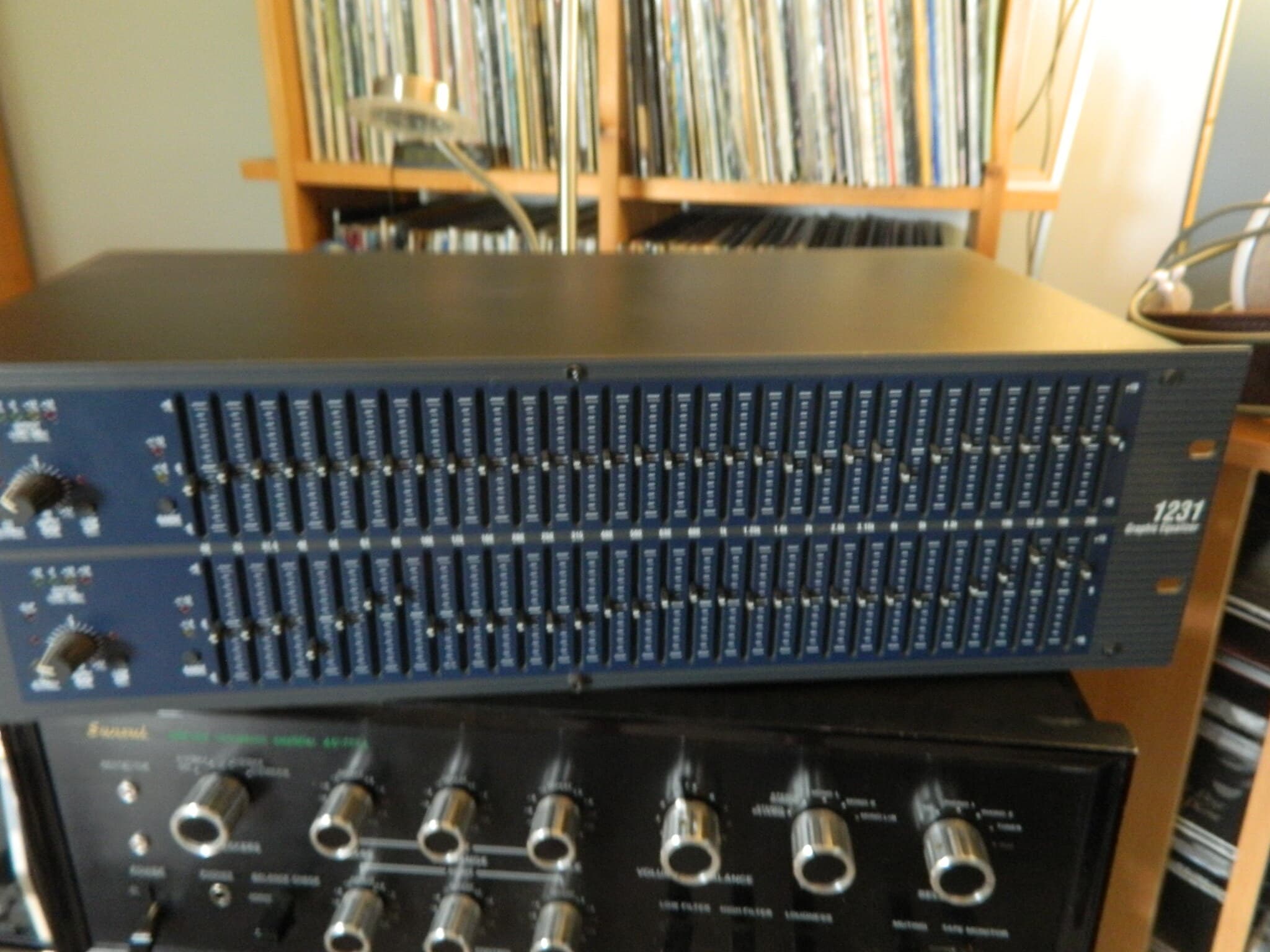 A SAISIR Equalizer (équaliseur , égaliseur)DBX 1231 très bon état ( seulement utilisé en hifi )