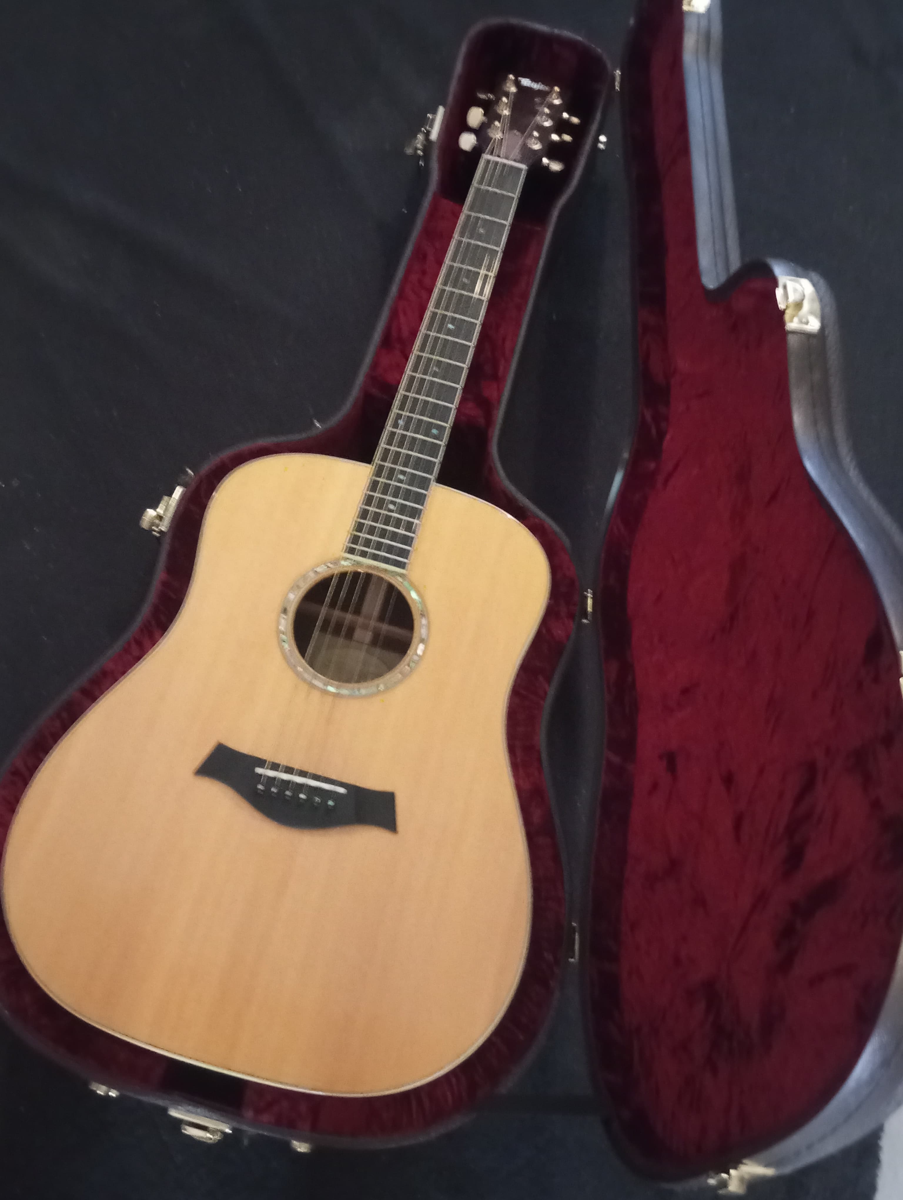 Guitare Taylor DN8 et son étui rigide Taylor