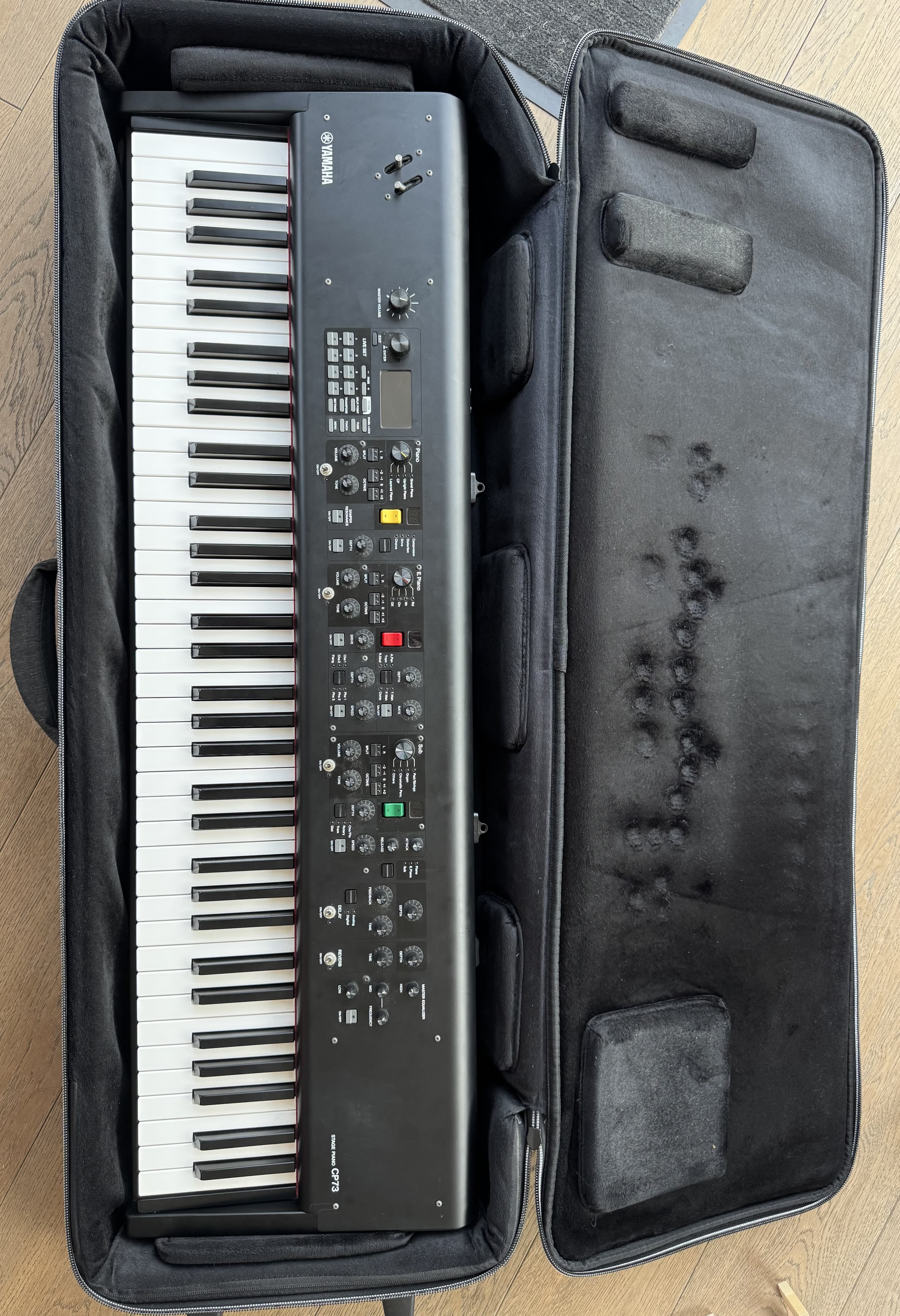 Yamaha CP73 avec sa housse sur mesure